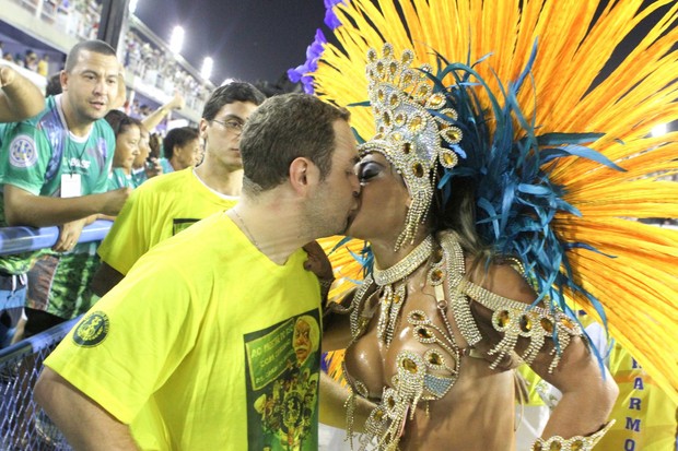Mayra Cardi beija o marido no Rio (Foto: Raphael Mesquita/Fotorio News)