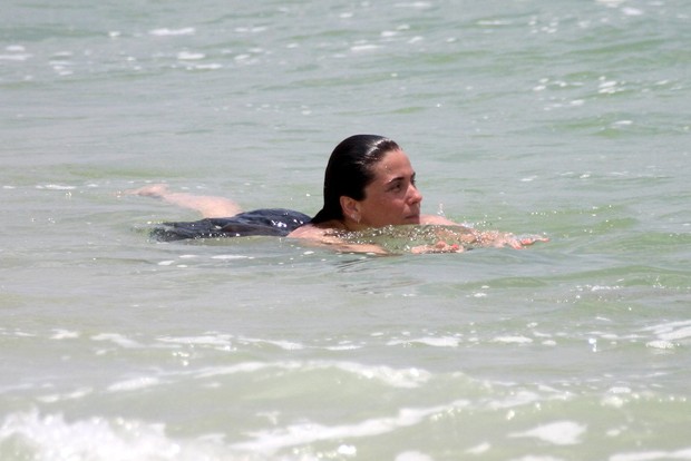 Giovanna Antonelli se exercita na praia (Foto: Marcos Ferreira / FotoRioNews)