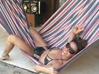 Giovanna Antonelli relaxa de biquíni em rede: 'Ritmo de festa'