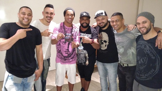 Ronaldinho Gaúcho com os integrantes do &quot;Grupo Intimista&quot; (Foto: Divulgação)