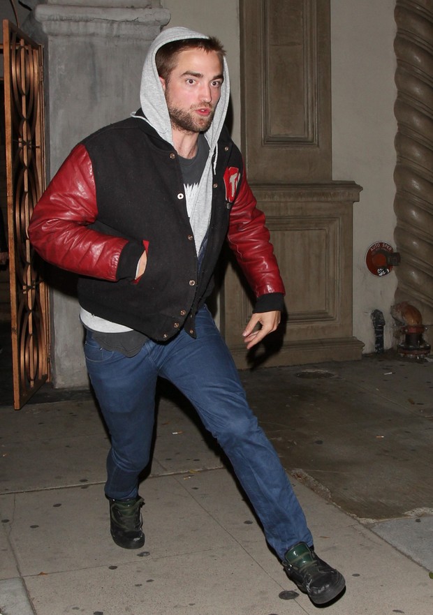Robert Pattinson ao deixar casa de shows em Los Angeles, nos Estados Unidos (Foto: X17/ Agência)