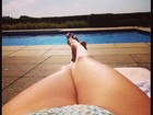 À beira da piscina, Luciana Gimenez pega sol e exibe as pernas 