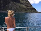 Britney Spears posa fazendo topless em barco