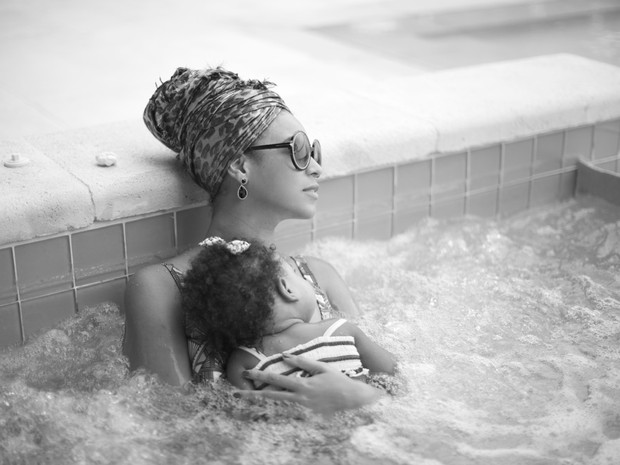 A canora com a filha relaxando na piscina (Foto: Reprodução/Site oficial)