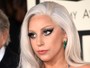 Lady Gaga segura decote para não mostrar os seios em tapete vermelho