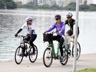Fernanda Lima e Rodrigo Hilbert pedalam no Rio