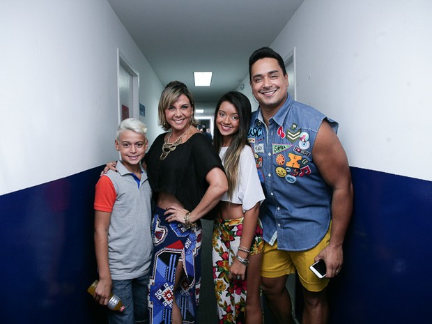 Carla Perez e Xanddy com os filhos, Camilly Victoria e Victor Alexandre, em show em Salvador, na Bahia (Foto: Raphael Castello/ Ag. News)