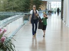 Fernanda Tavares vai às compras com o filho em shopping do Rio