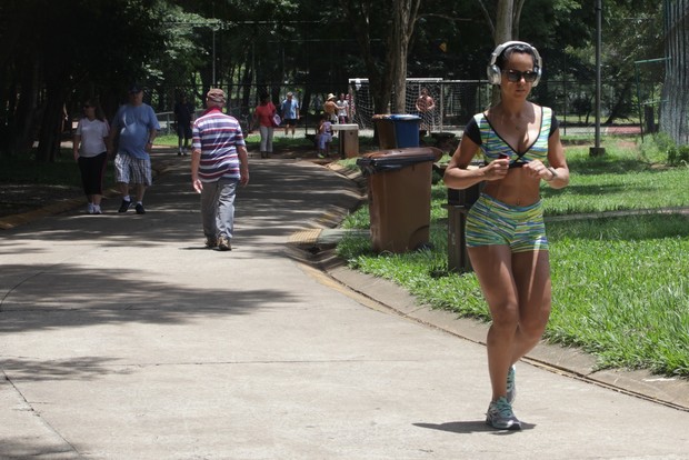 Dai Macedo, miss bumbum, se exercita em parque (Foto: Leo Franco / AgNews)