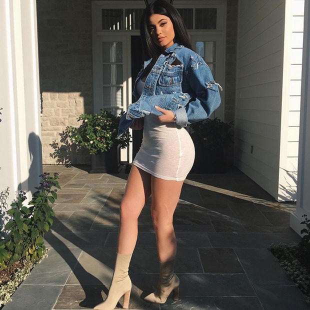 Kylie Jenner posa de vestido curtinho (Foto: Instagram/ Reprodução)