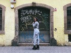 Bruna Marquezine faz pose nas ruas de Barcelona