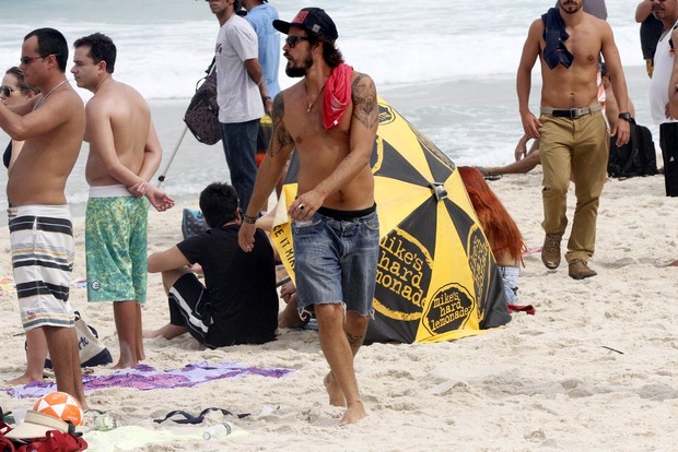 Paulinho Vilhena assiste o campeonato mundial de surf  (Foto: Marcos Ferreira / photo rio news)