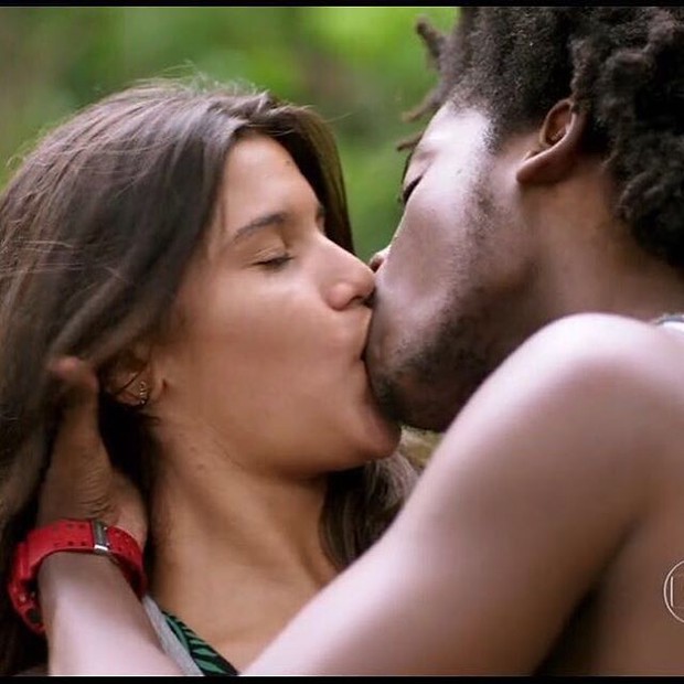 Giulia Costa e Maicon Rodrigues dão beijão em Malhação (Foto: Reprodução/Instagram)