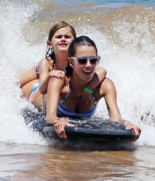 Alessandra Ambrósio com o filha Anja no Havaí (Foto: Grosby Group/ Agência)