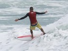 Paulo Vilhena mostra 'cofrinho' em manhã de surfe 