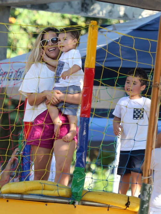 Wanessa brinca com os filhos na Lagoa (Foto: AgNews)