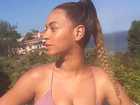 Beyoncé posa exuberante com look decotado