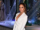 Jennifer Lopez arrasa com look decotado em evento de moda