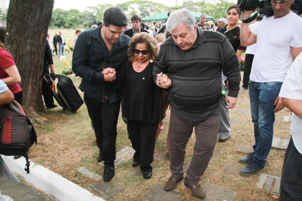 Angela Maria no enterro de Cauby Peixoto (Foto: Amauri Nehn / Brazil News)