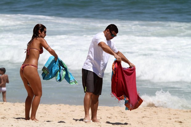 Ronaldo e Paula Morais na praia (Foto: André Freitas / AgNews)