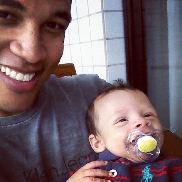 Patrick Silva, namorado de Simony, com o filho (Foto: Reprodução/Facebook)