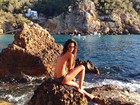 Raica Oliveira faz topless na praia