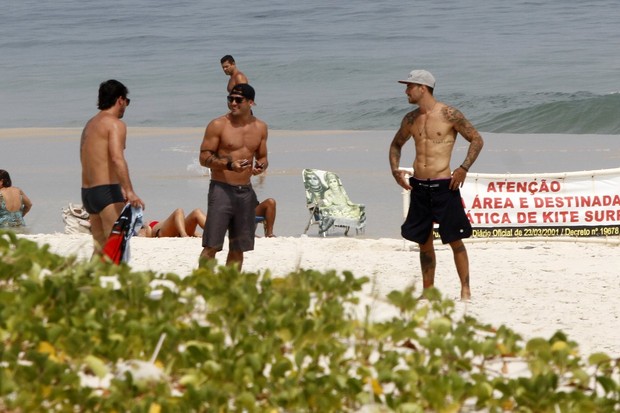 Yuri Fernandes e Felipe Titto na praia (Foto: Marcos Ferreira e Johnson Parraguez / Foto Rio News)