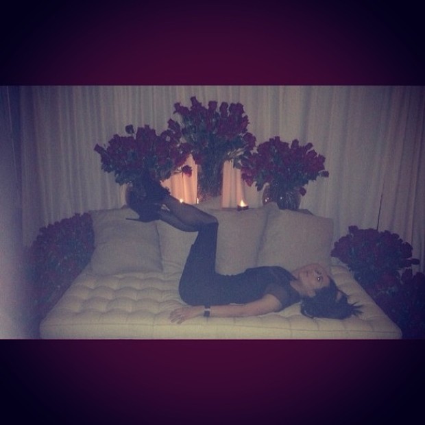 Kim Kardashian mostra rosas que ganhou de Kanye West (Foto: Reprodução/Instagram)