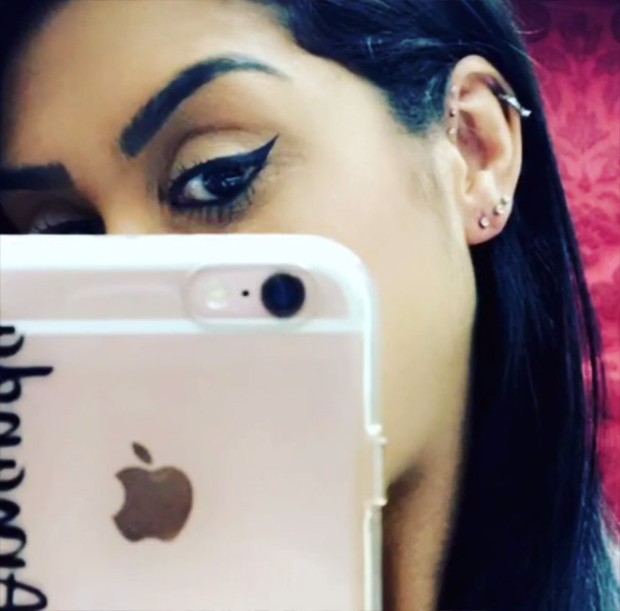 Amanda Djehdian coloca fura a orelha (Foto: Reprodução / Instagram)