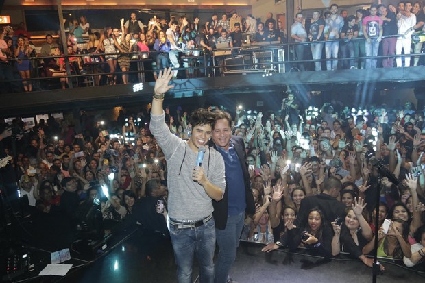 Leonardo e o filho Zé Felipe cantam juntos em show de São Paulo (Foto: Fred Pontes/Divulgação)