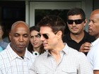 Tom Cruise desembarca no Rio e faz alegria dos fãs com sua simpatia