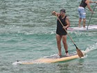 Leandro Hassum faz stand up paddle e mostra desenvoltura em praia do Rio