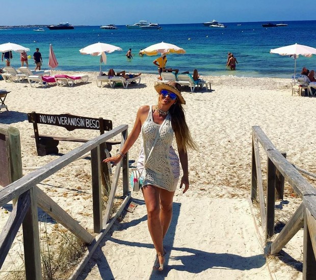 Lívia Andrade se diverte em praia de Ibiza, na Espanha (Foto: Reprodução/Instagram)