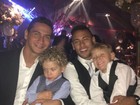 Ganso e Neymar posam com os filhos, Enrico e Davi Lucca: fofos!
