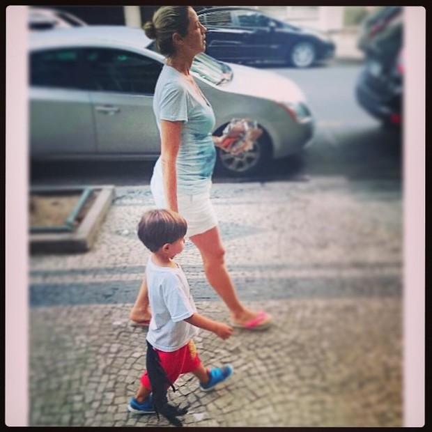Grávida, Luana Piovani passeia com o filho Dom (Foto: Reprodução/Instagram)
