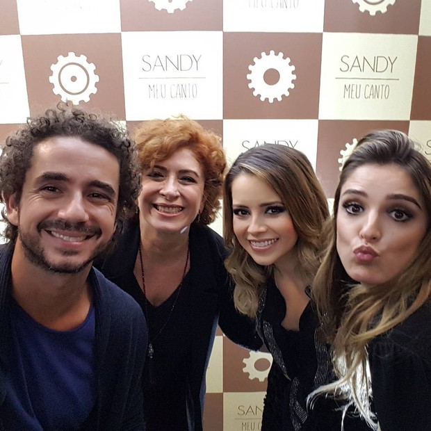 Felipe Andreoli, a mãe, Edy Guimarães, e Rafa Brites tietam Sandy em show em São Paulo (Foto: Reprodução / Instagram)