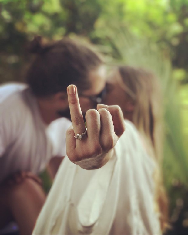 Margot Robbie mostra aliança após casamento secreto na Austrália (Foto: Instagram / Reprodução)