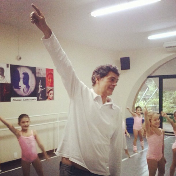 Eduardo Moscovis na aula de balé da filha (Foto: Facebook/Reprodução)
