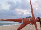 Ex-BBB Adriana mostra superação e realiza exercício na praia