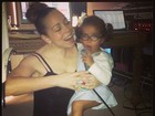 Mariah Carey posa cantando com a filha 