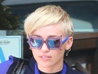 Miley Cyrus usa óculos roxos e estilosos em almoço