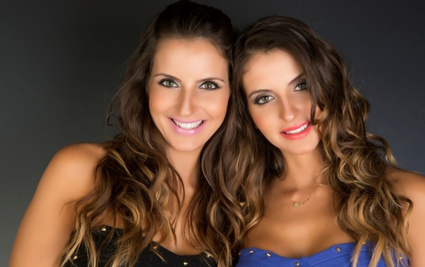 Gêmeas da playboy, Débora e Denise Tubino, fazem campanha  (Foto: Divulgação / Studio Woody)