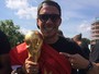 Podolski faz festa com a taça da Copa do Mundo em Berlim