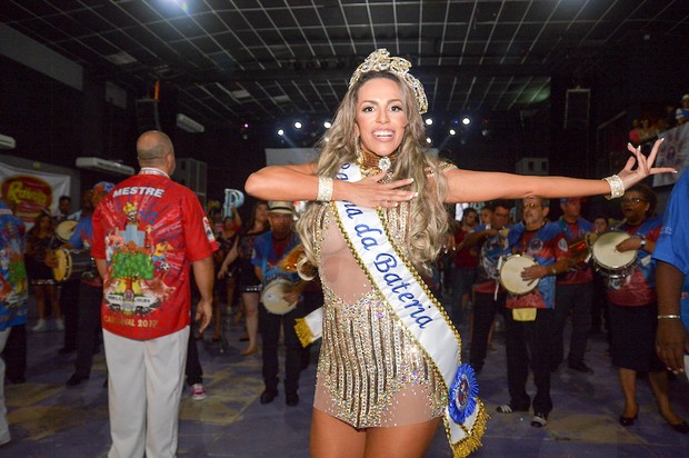 Ana Paula Ferrari, a Mulher Ferrari, é coroada rainha de bateria da Pérola Negra (Foto: Edu Graboski / M2 Divulgação)