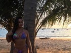Mulher Melancia exibe curvas em praia em Maceió
