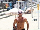 Paulo Rocha aproveita dia de sol para se exercitar em praia no Rio