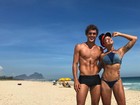 Aline Riscado e Felipe Roque exibem tanquinhos perfeitos em dia de praia