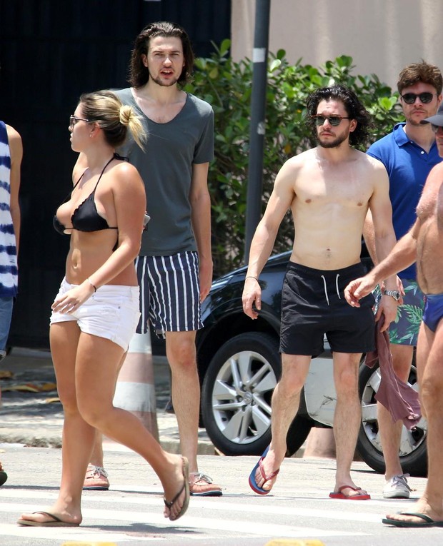 Kit Harington bebe caipirinha (Foto: André Freitas e Gabriel Reis / AgNews)