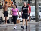 Mesmo debaixo de chuva, Vera Fischer se exercita na orla do Rio