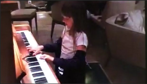 Rafa Justus tocando piano (Foto: Reprodução/SnapChat)